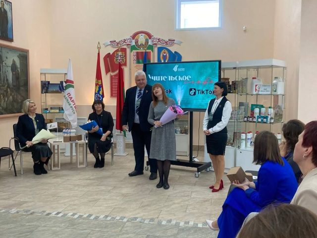 В ГУ «Пуховичский районный краеведческий музей» в рамках проекта «Учительское слово»  состоялась диалоговая площадка, в ходе которой разговор шел о профессии учителя, ее значимости в современном обществе.